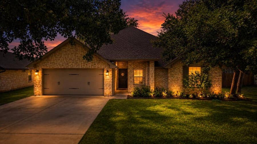 Property photo for 4016 Cherokee Court, Granbury, TX