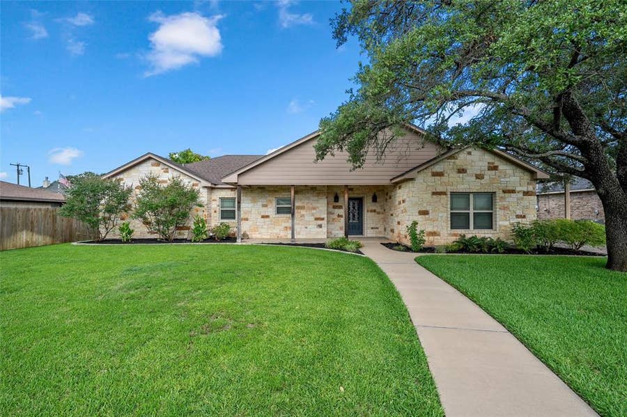 Property photo for 1509 N Reagan Street, West, TX