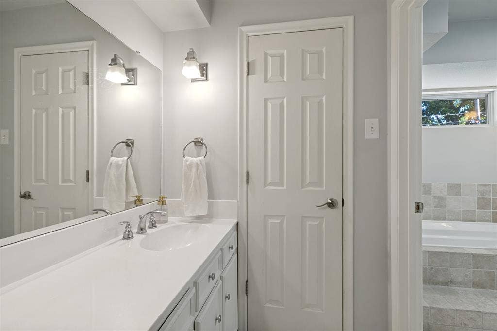 6818 Truxton Drive, Dallas, TX 75231