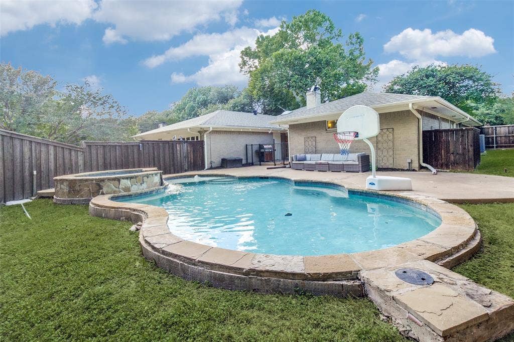 6818 Truxton Drive, Dallas, TX 75231