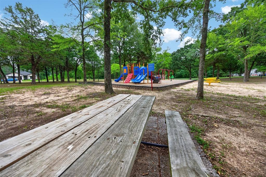304 N Cherokee Shores Drive, Mabank, TX 75156 Park Picnic tables