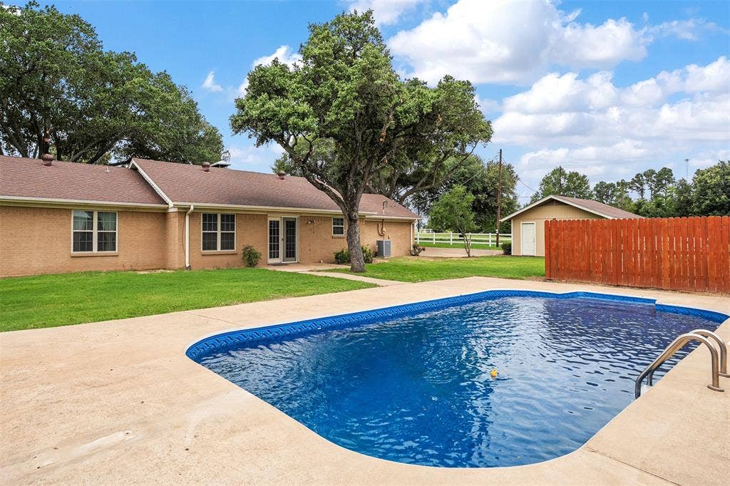 11608 State Highway 19 N, Athens, TX 75752 Refreshing pool with brand new liner