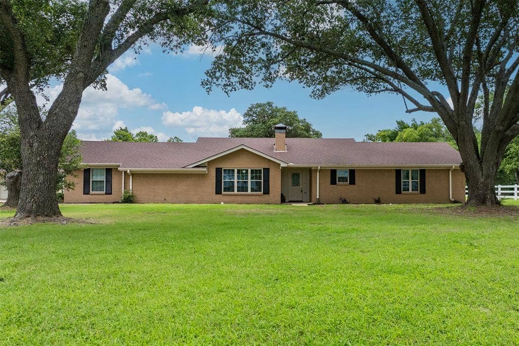 11608 State Highway 19 N, Athens, TX 75752 Front of home with beautiful maintained trees