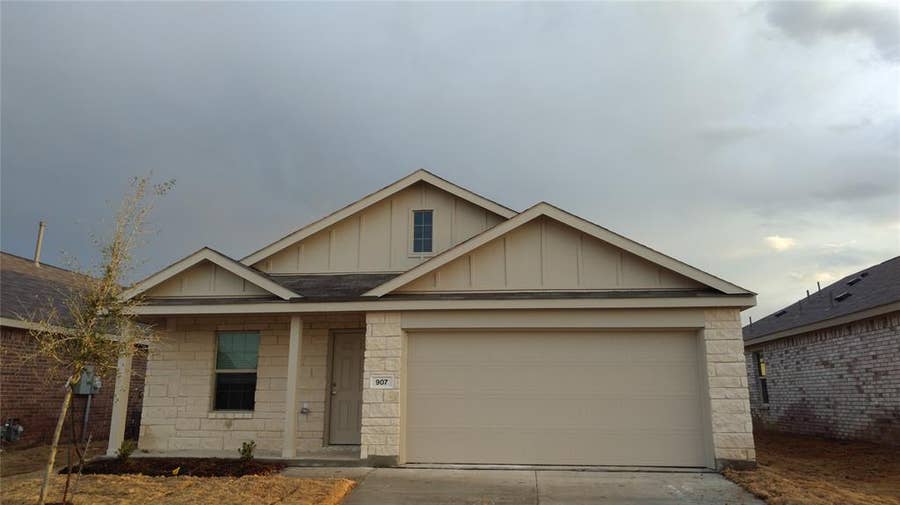 Property photo for 907 Wildflower Street, Ennis, TX