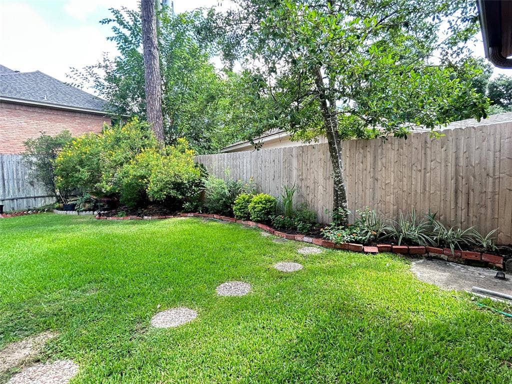 5602 Fountainbridge Ln, Houston, TX 77069 Tasteful landscaping