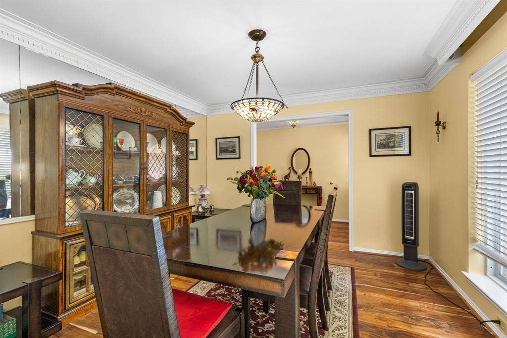 5602 Fountainbridge Ln, Houston, TX 77069 Dining with dentil-crown molding and Mahogony floors.