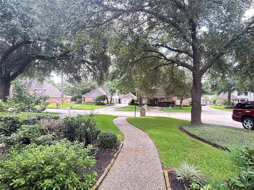 5602 Fountainbridge Ln, Houston, TX 77069 Serene setting...so nice!