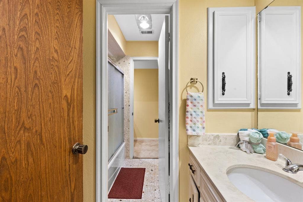 5602 Fountainbridge Ln, Houston, TX 77069 Hallway access to upstairs Bath