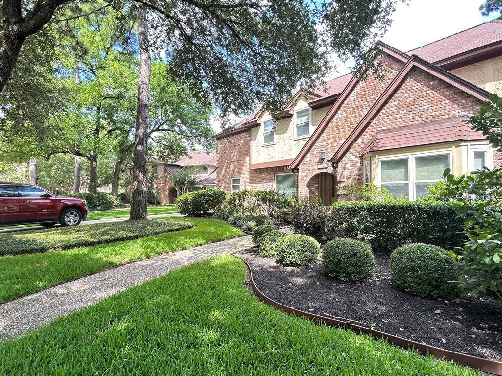 5602 Fountainbridge Ln, Houston, TX 77069 ...your new home in established Huntwick Forest...