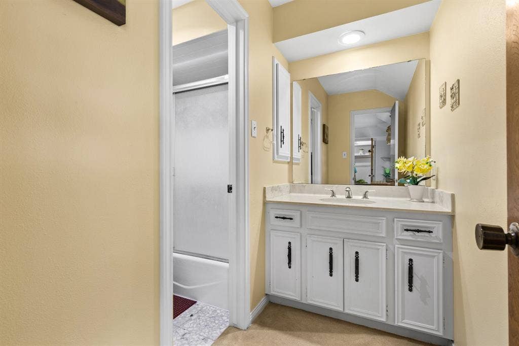 5602 Fountainbridge Ln, Houston, TX 77069 Bath connected to secondary bdrm #2