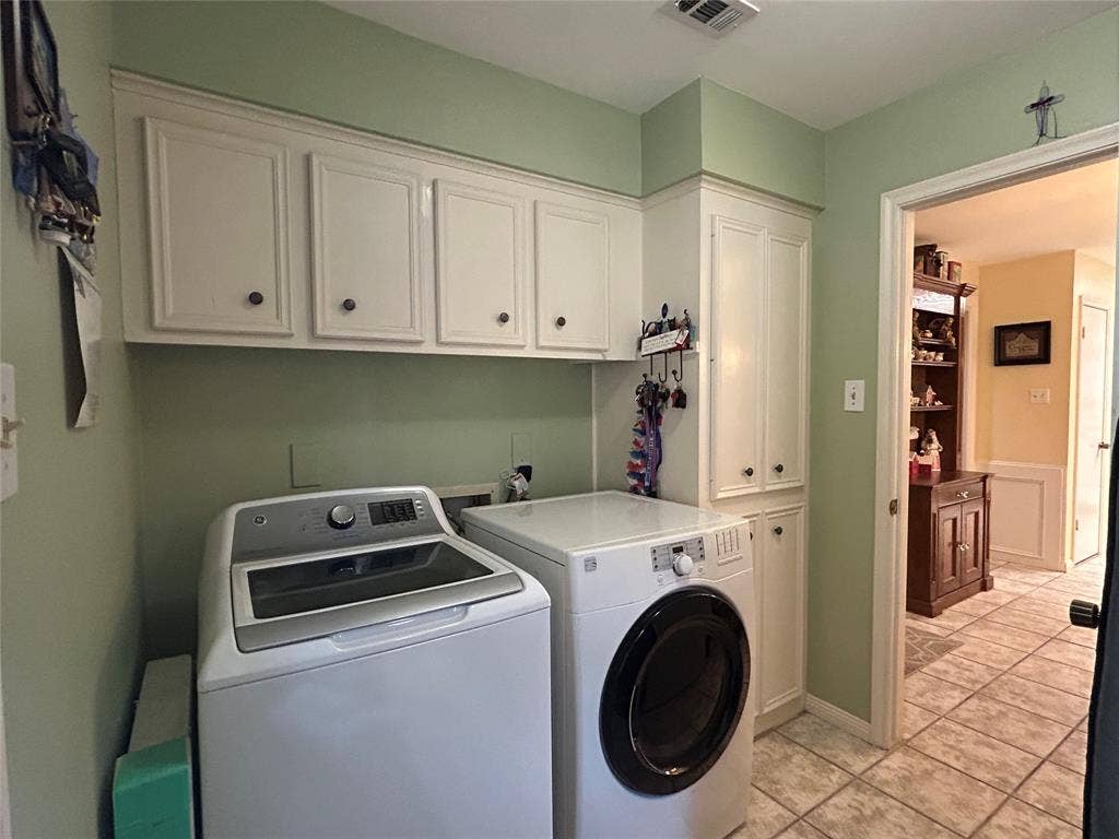 5602 Fountainbridge Ln, Houston, TX 77069 Large Laundry w/ lots of storage!