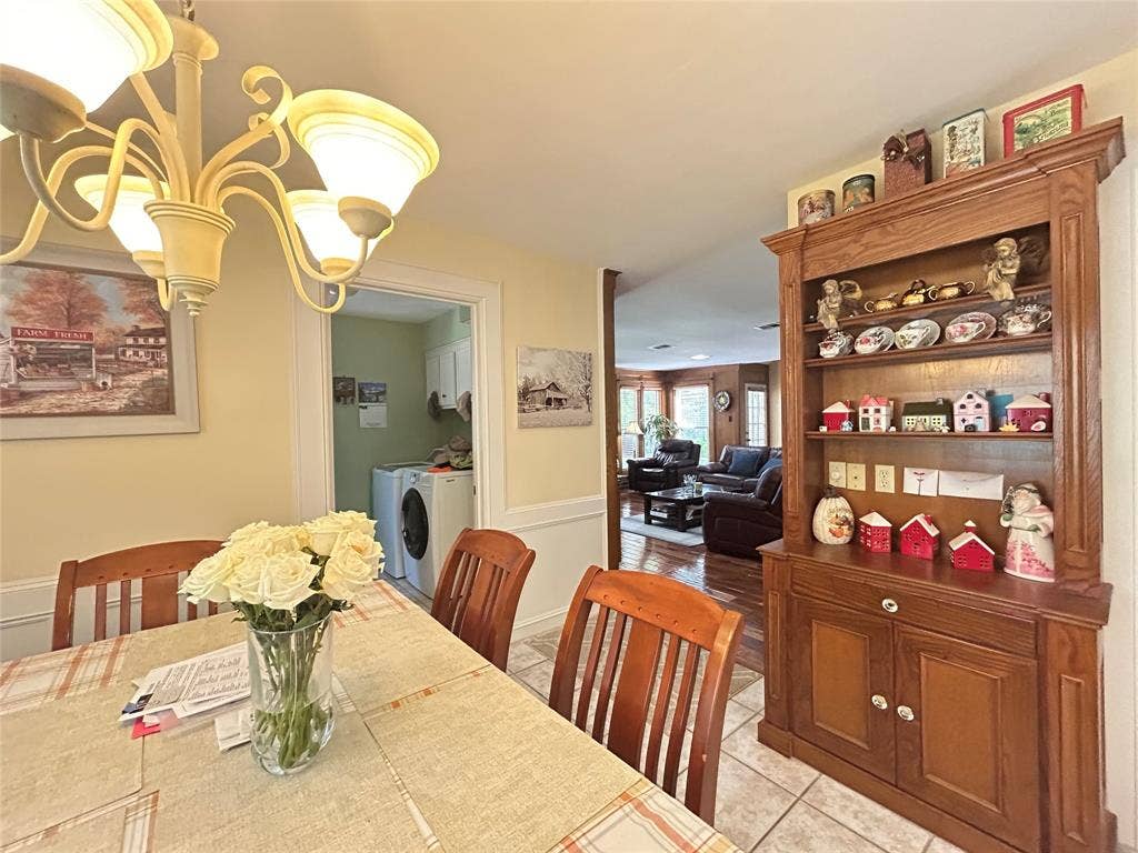 5602 Fountainbridge Ln, Houston, TX 77069 Breakfast with built-in hutch!