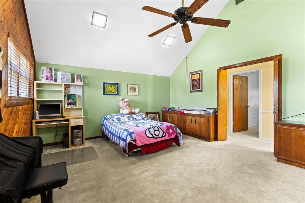 5602 Fountainbridge Ln, Houston, TX 77069 Bi-fold doors for privacy