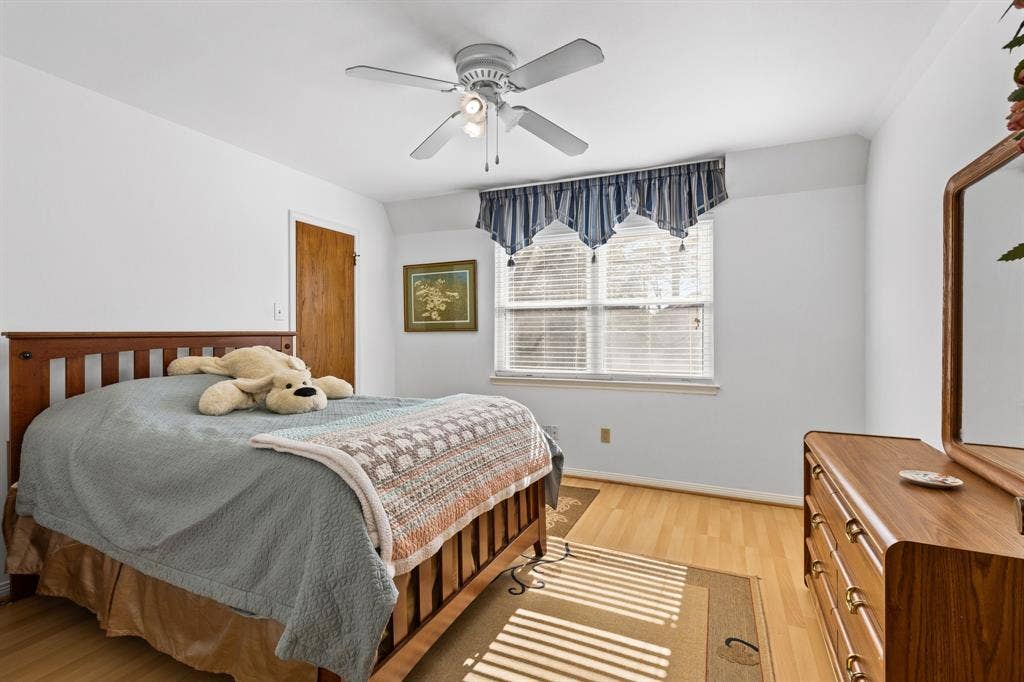 5602 Fountainbridge Ln, Houston, TX 77069 Secondary bdrm #3 is more private (at end of hallway), w/ vinyl flooring and walk-in closet.