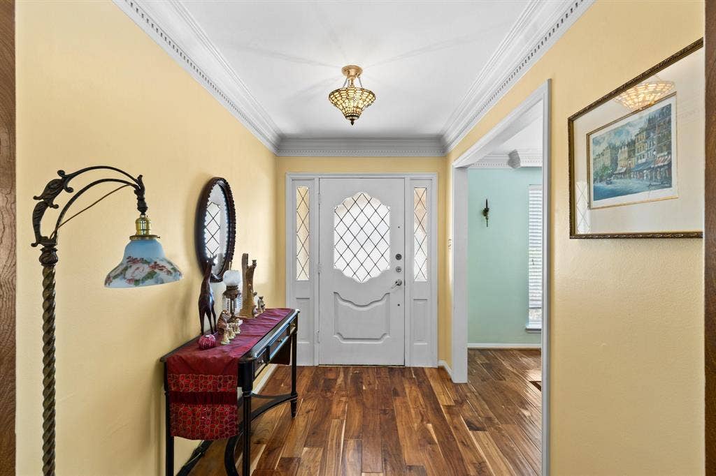 5602 Fountainbridge Ln, Houston, TX 77069 Lovely, welcoming Foyer with beautiful Mahogony floors!