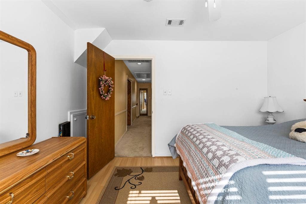 5602 Fountainbridge Ln, Houston, TX 77069 Great natural light throughout the home!