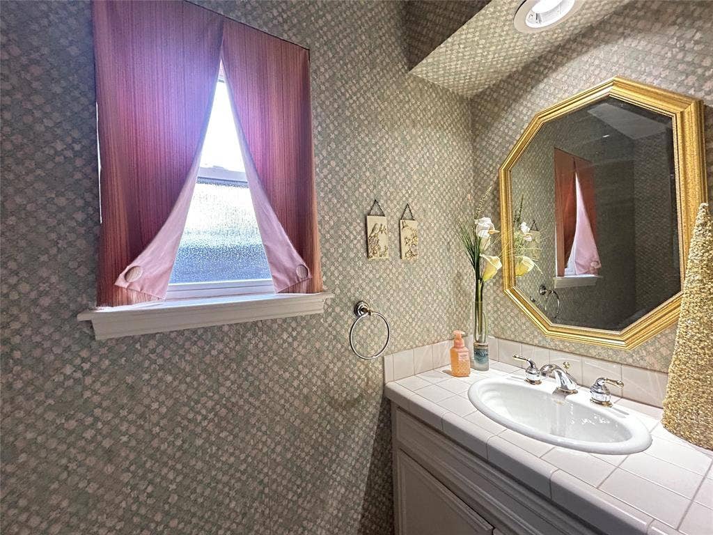 5602 Fountainbridge Ln, Houston, TX 77069 Half Bath is off Laundry