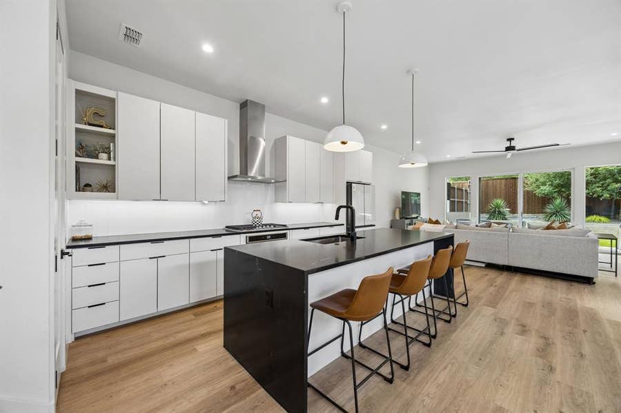 Property photo for 818 Muncie Avenue, Dallas, TX