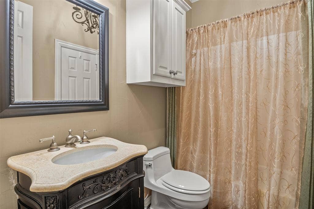 5812 Kingsbrook Drive, Plano, TX 75093 Full bath for main level guest bedroom.