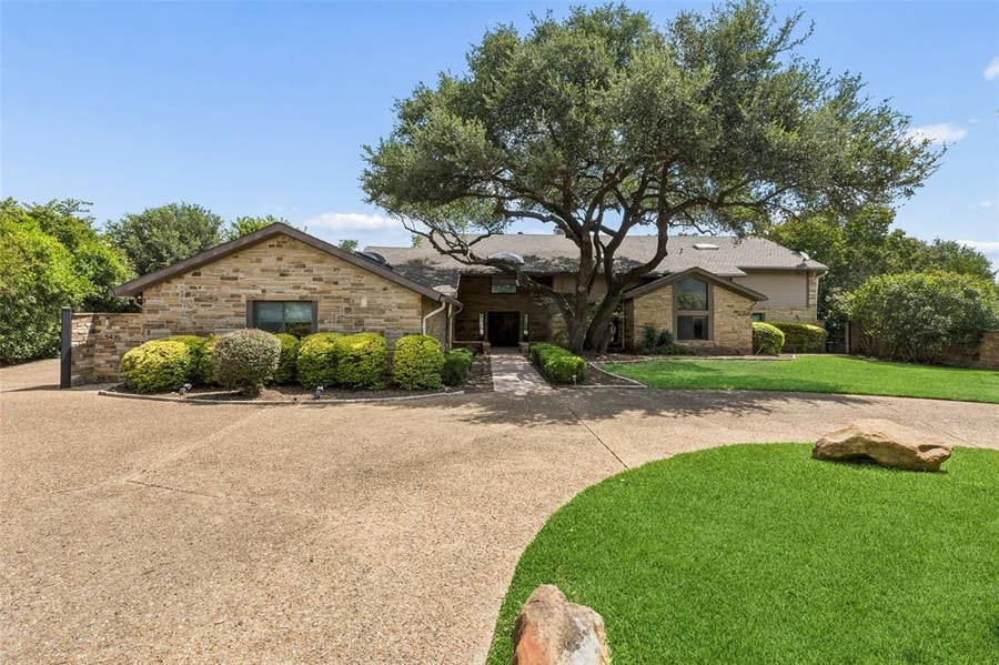 Property photo for 5435 Bent Tree Drive, Dallas, TX