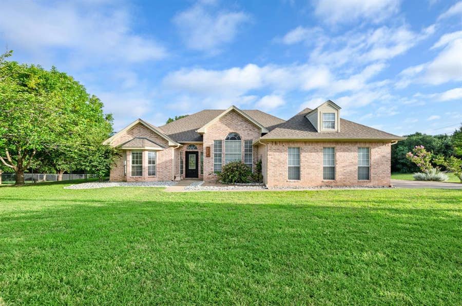 Property photo for 214 Knob Hill Drive, Granbury, TX