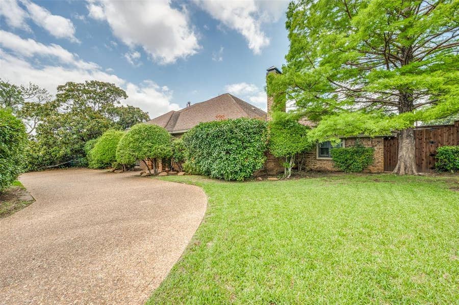 Property photo for 10931 Marsh Lane, Dallas, TX