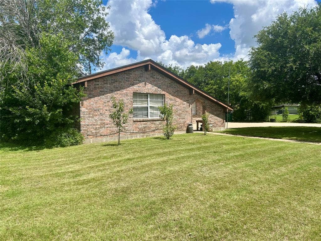 285 N Avenue B, Crawford, TX 76638 285 N Avenue B, Crawford, TX 76638