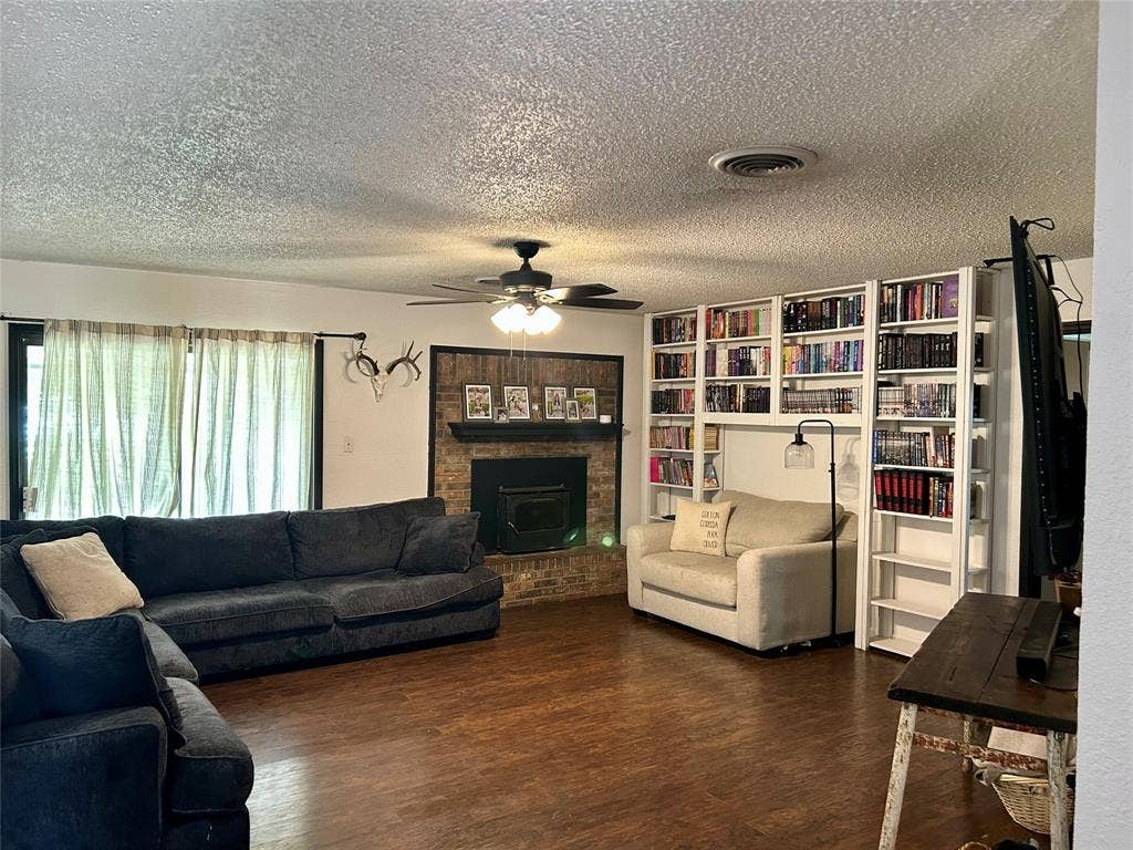 285 N Avenue B, Crawford, TX 76638 285 N Avenue B, Crawford, TX 76638
