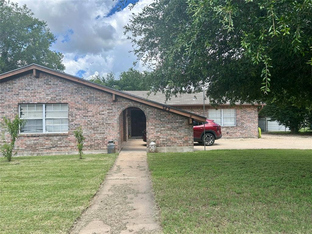 285 N Avenue B, Crawford, TX 76638 285 N Avenue B, Crawford, TX 76638