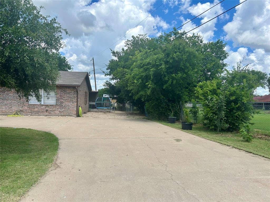 285 N Avenue B, Crawford, TX 76638 285 N Avenue B, Crawford, TX 76638