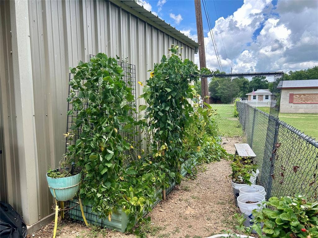 285 N Avenue B, Crawford, TX 76638 285 N Avenue B, Crawford, TX 76638