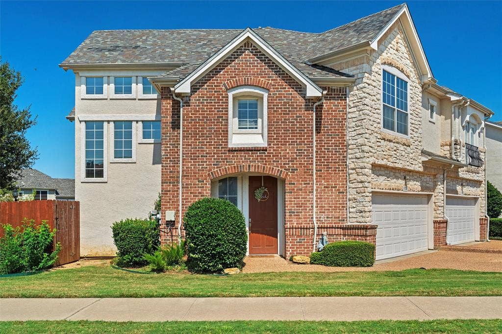 4424 Honfleur Court, Irving, TX 75038 Welcome to 4424 Honfleur, an amazing end unit townhome!