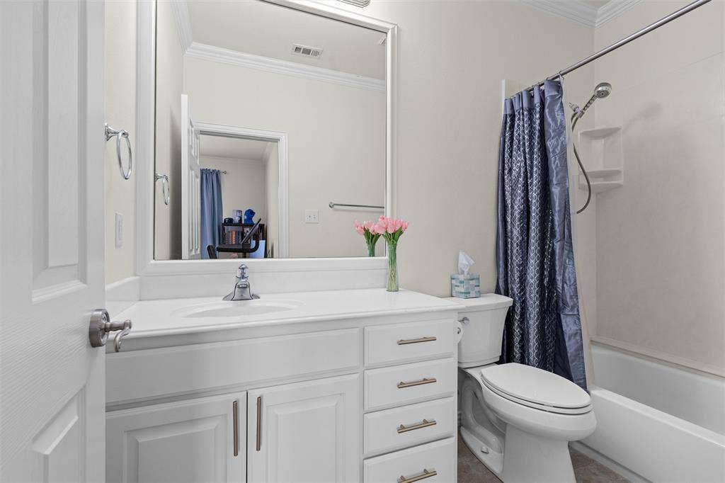 4424 Honfleur Court, Irving, TX 75038 Light and bright full bath for the secondary bedroom.