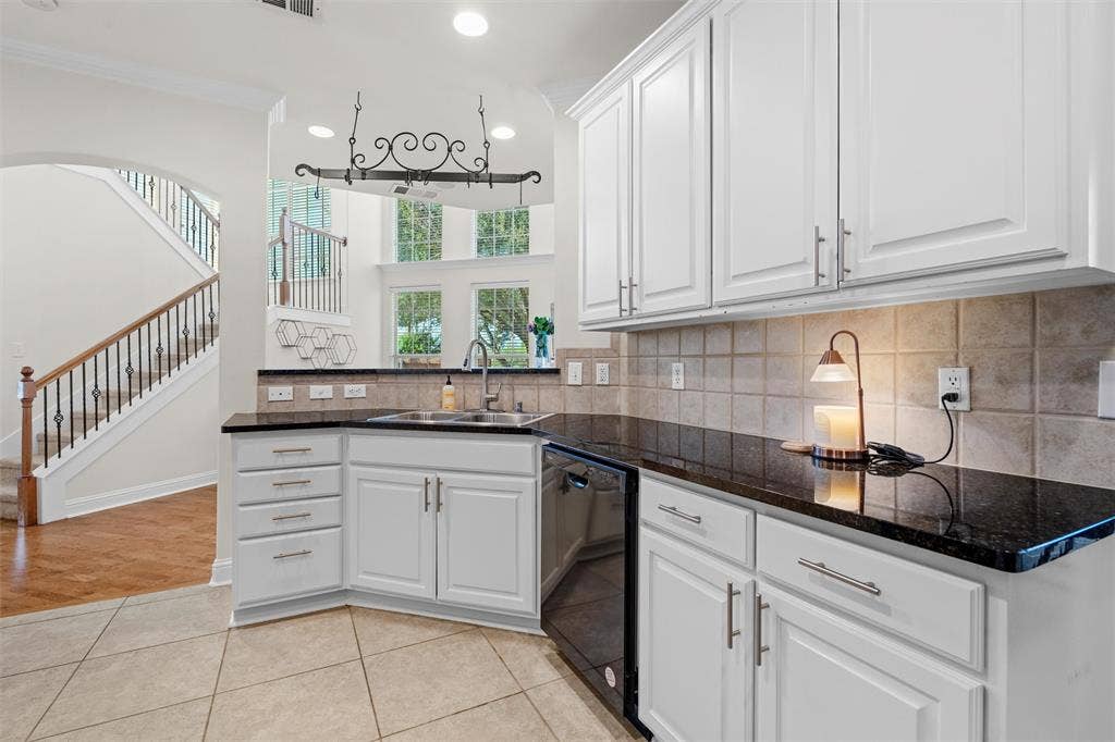 4424 Honfleur Court, Irving, TX 75038 Nice open kitchen looks into the living room so you can visit with your guests while preparing sumptuous meals!