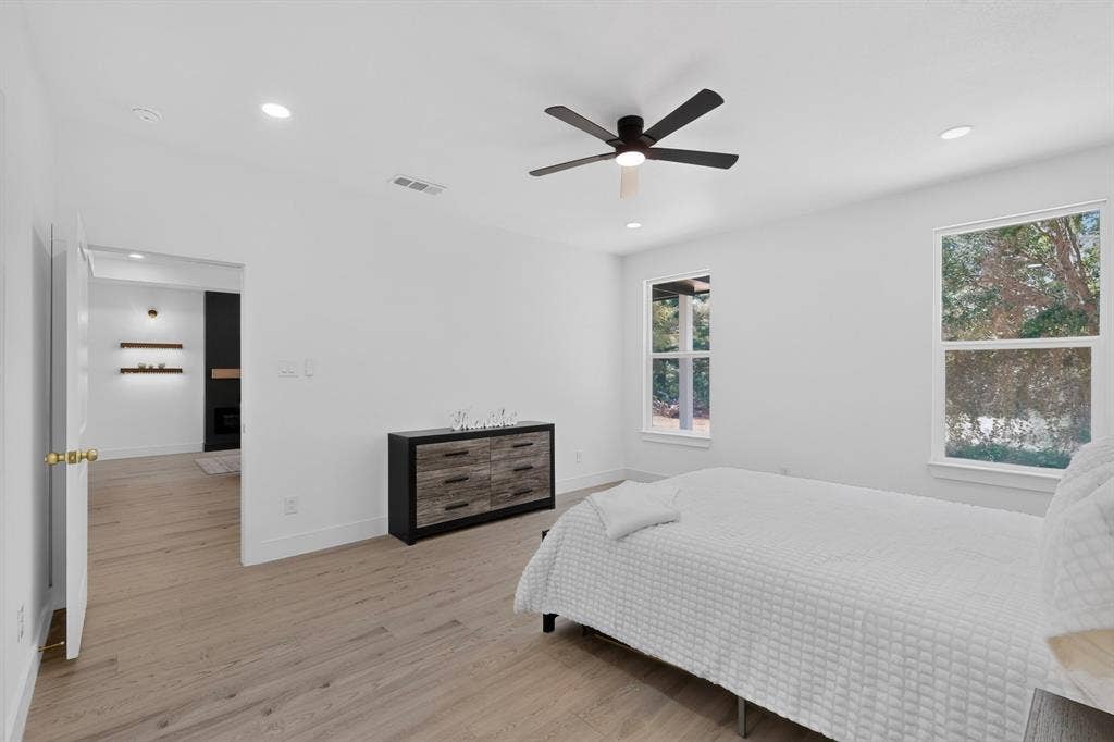 343 SCHOONER Road, Gun Barrel City, TX 75156 Bright room featuring wood-finish flooring, recessed lighting, and a contemporary ceiling fan