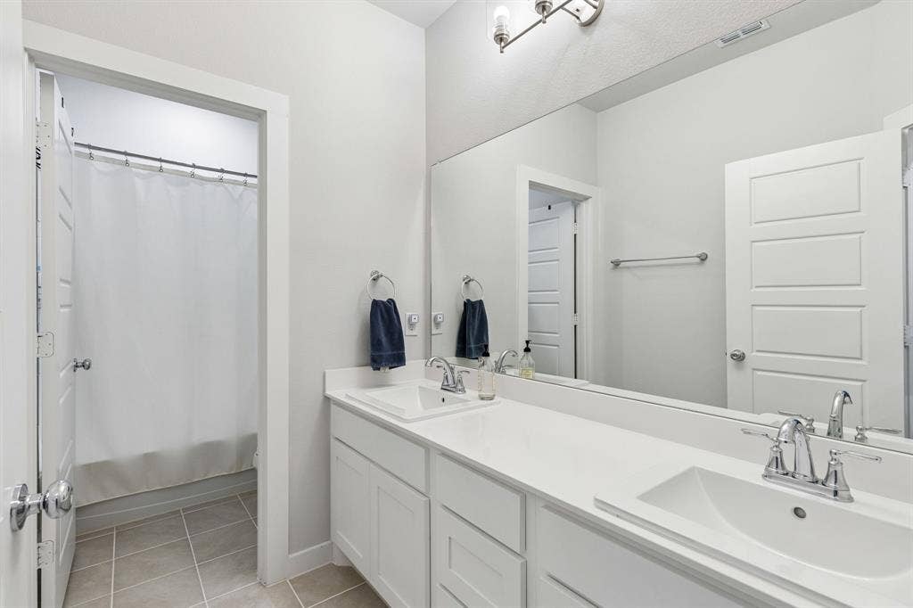 917 Breezy Street, Princeton, TX 75407 Upstairs full bath