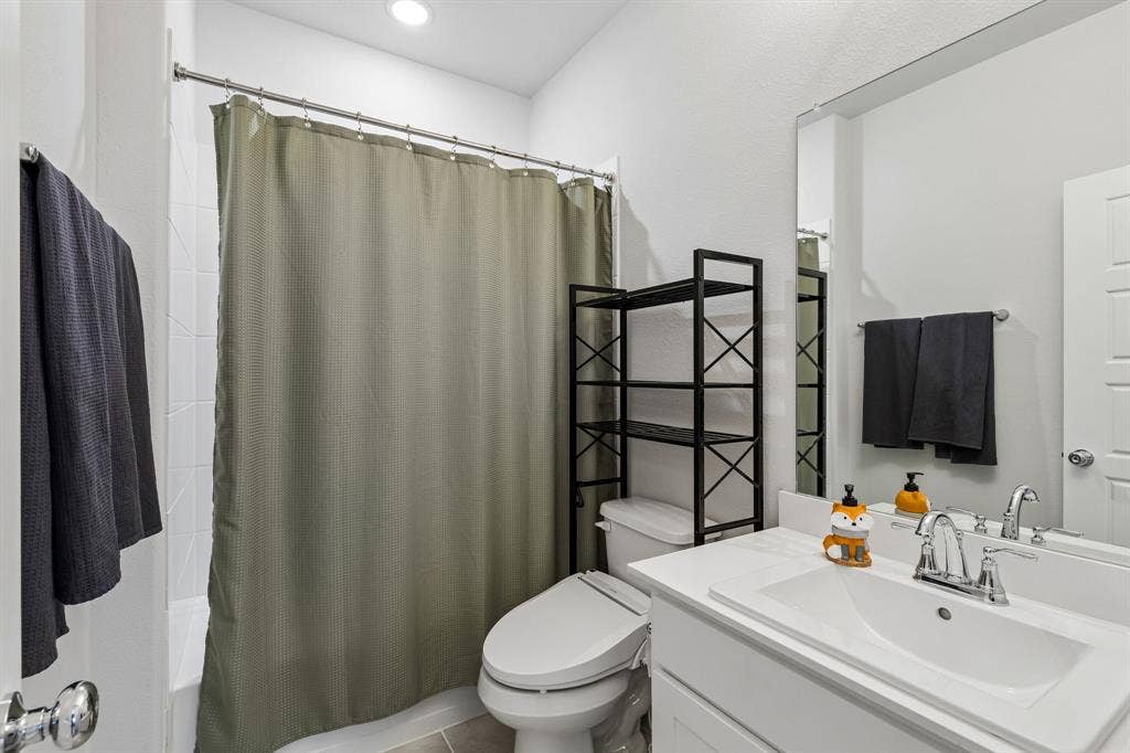 917 Breezy Street, Princeton, TX 75407 Downstairs bathroom