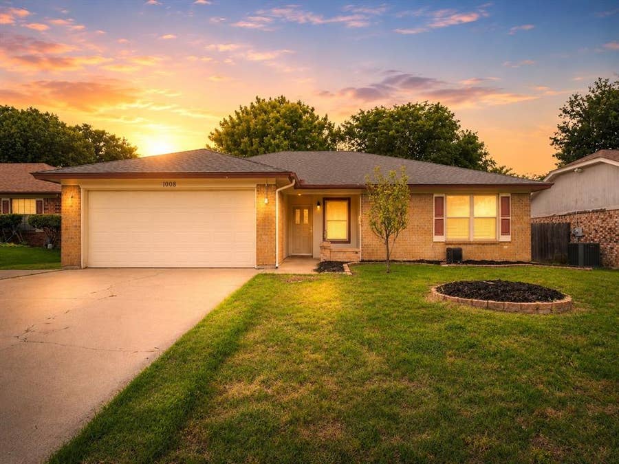Property photo for 1008 Green Ridge Terrace, Saginaw, TX