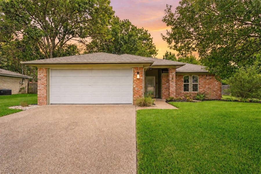 Property photo for 123 Marylee Drive, Hewitt, TX
