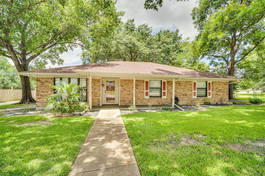 Property photo for 1710 Williamsburg Circle, Ennis, TX