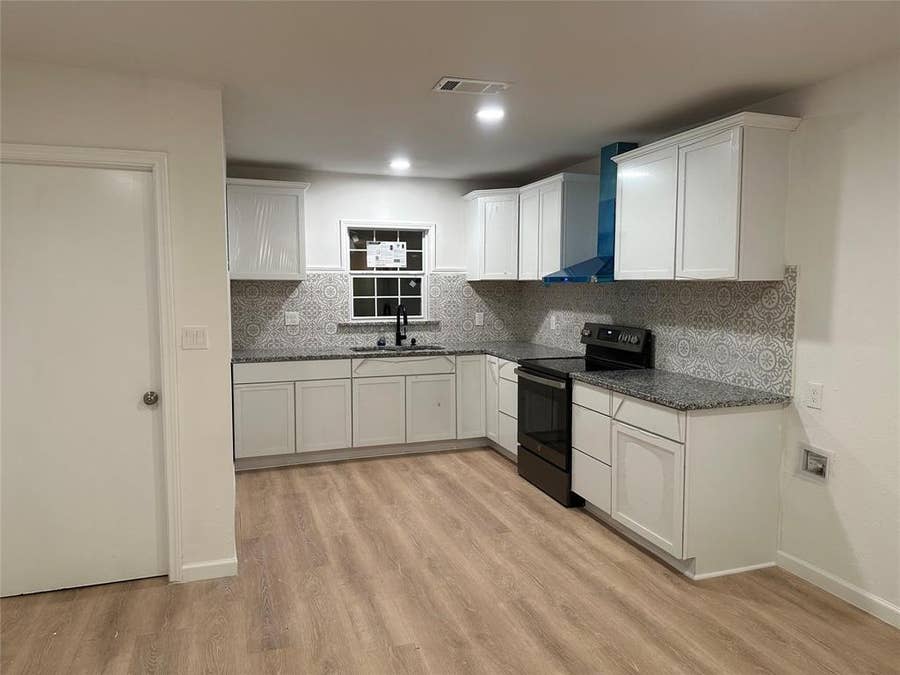 Property photo for 909 Jerry Mashek Drive, West, TX