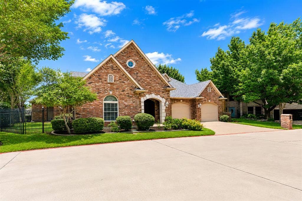 5974 River Bend Drive, Benbrook, TX 76132 Gorgeous landscaping