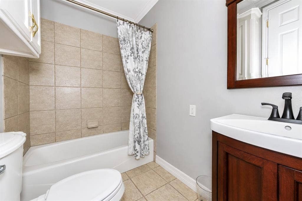 5974 River Bend Drive, Benbrook, TX 76132 Guest bath one of 4 bath rooms