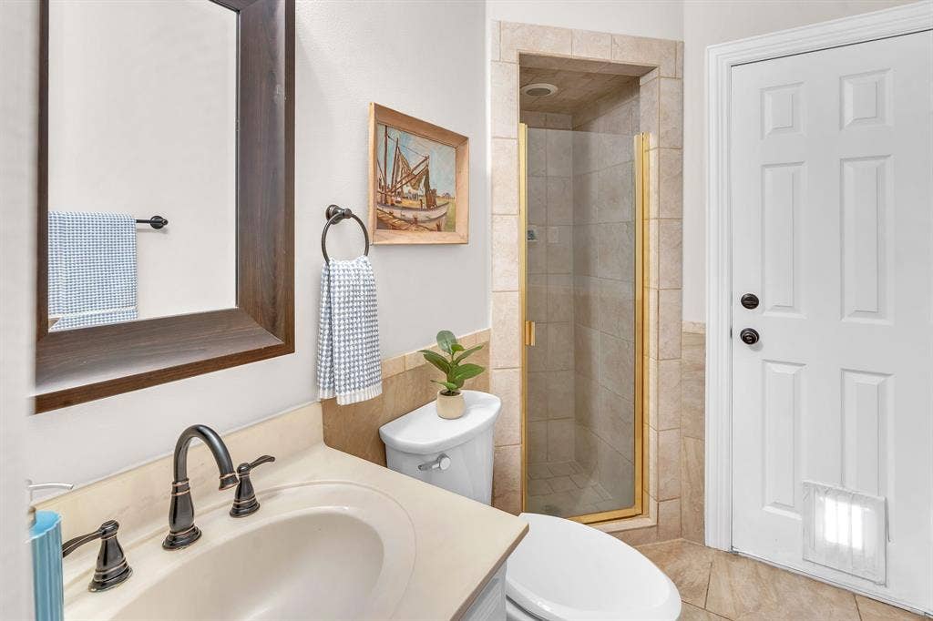 137 Oakwood Court, Lakeside, TX 76135 POOL / Guest Bathroom