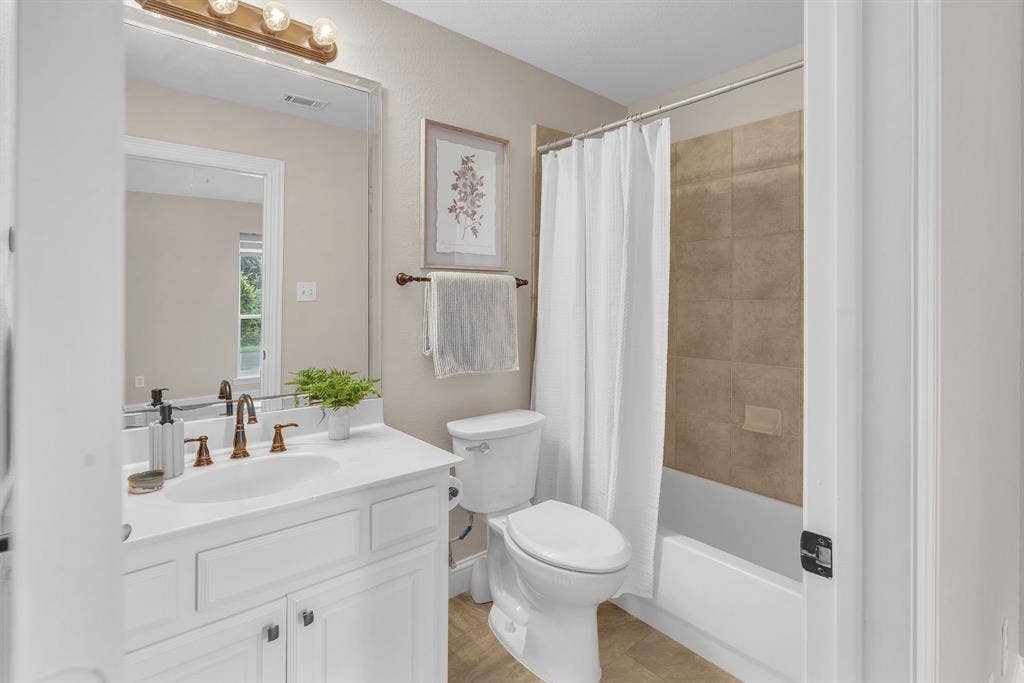 137 Oakwood Court, Lakeside, TX 76135 En-suite Bathroom 1