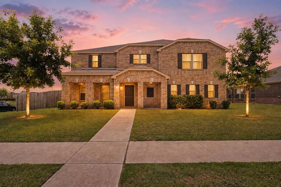 Property photo for 728 Snapdragon Lane, DeSoto, TX