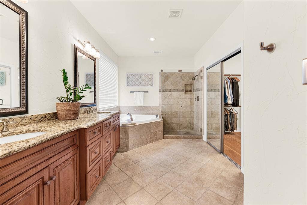 3708 Stockport Drive, Plano, TX 75025 The expansive glass-enclosed shower brings a modern, airy feel to the tile-wrapped sanctuary. Start your day with a refreshing, sun-drenched morning routine.