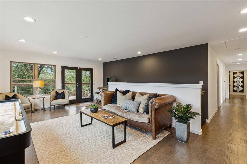 7342 Briar Road, Azle, TX 76020 Living room welcomes you home