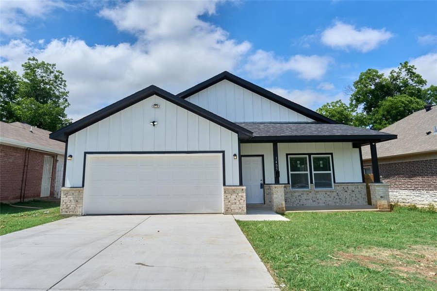 Property photo for 1405 E Maddox Avenue, Fort Worth, TX