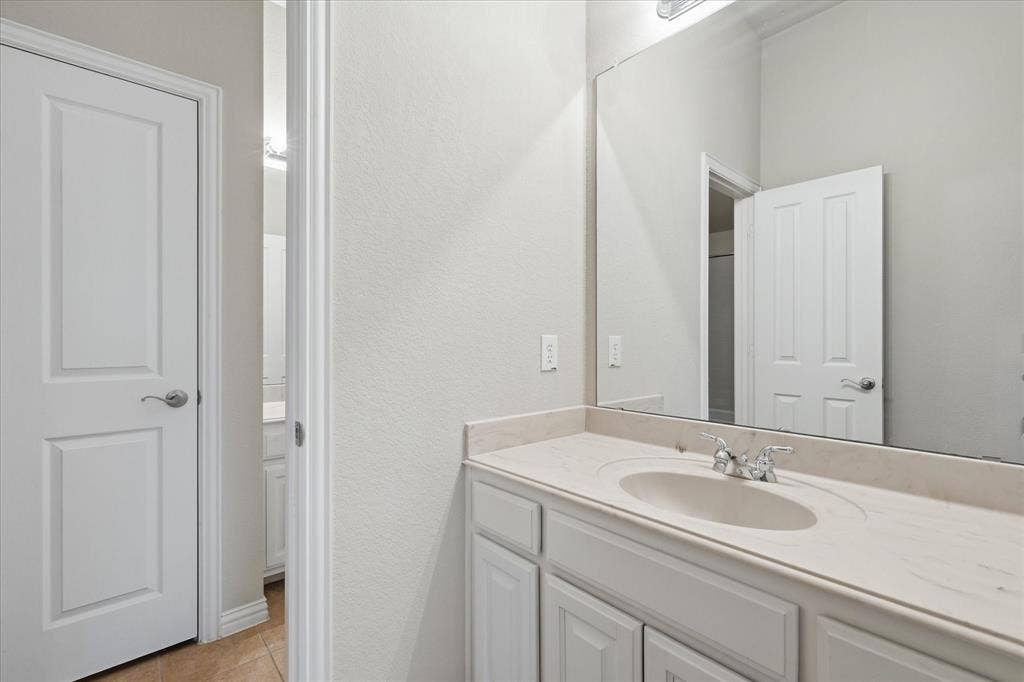 1905 Fountain Meadows Drive, Euless, TX 76039 One of two Jack-n-Jill bathrooms.